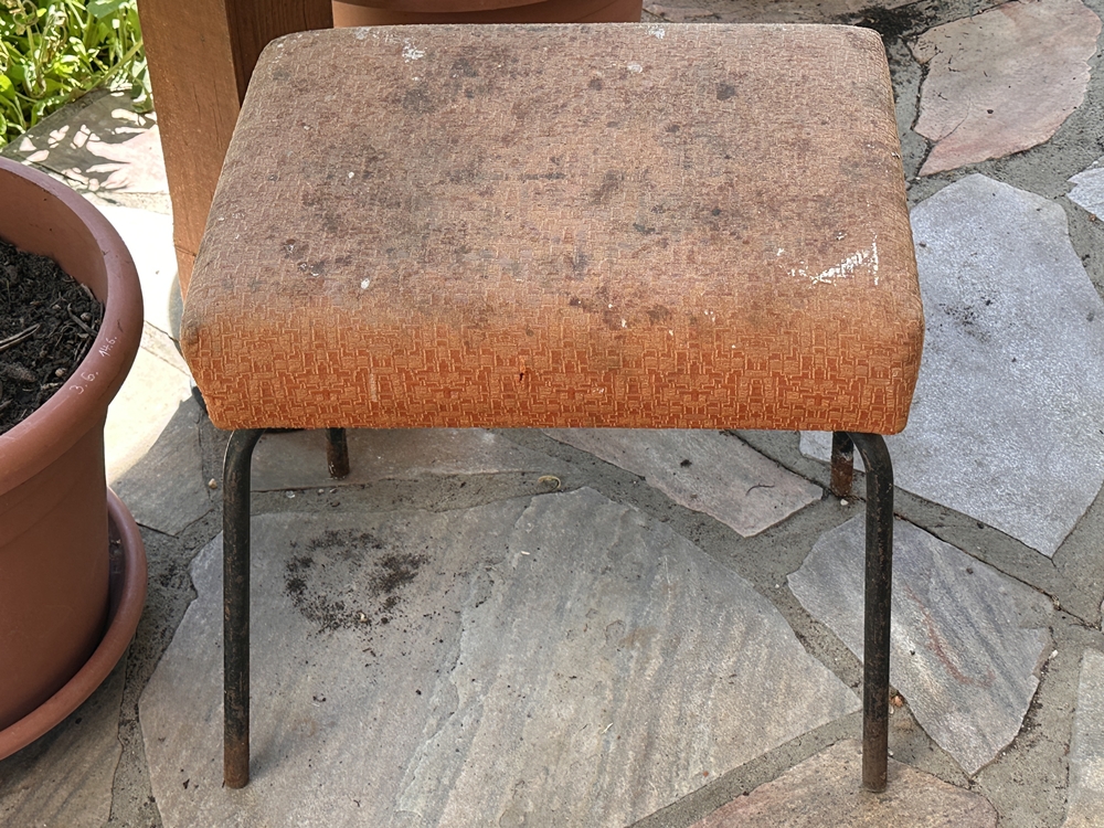 Blog-Inhaltsbild für 'DIY-Projekt: Vintage-Hocker aufhübschen'