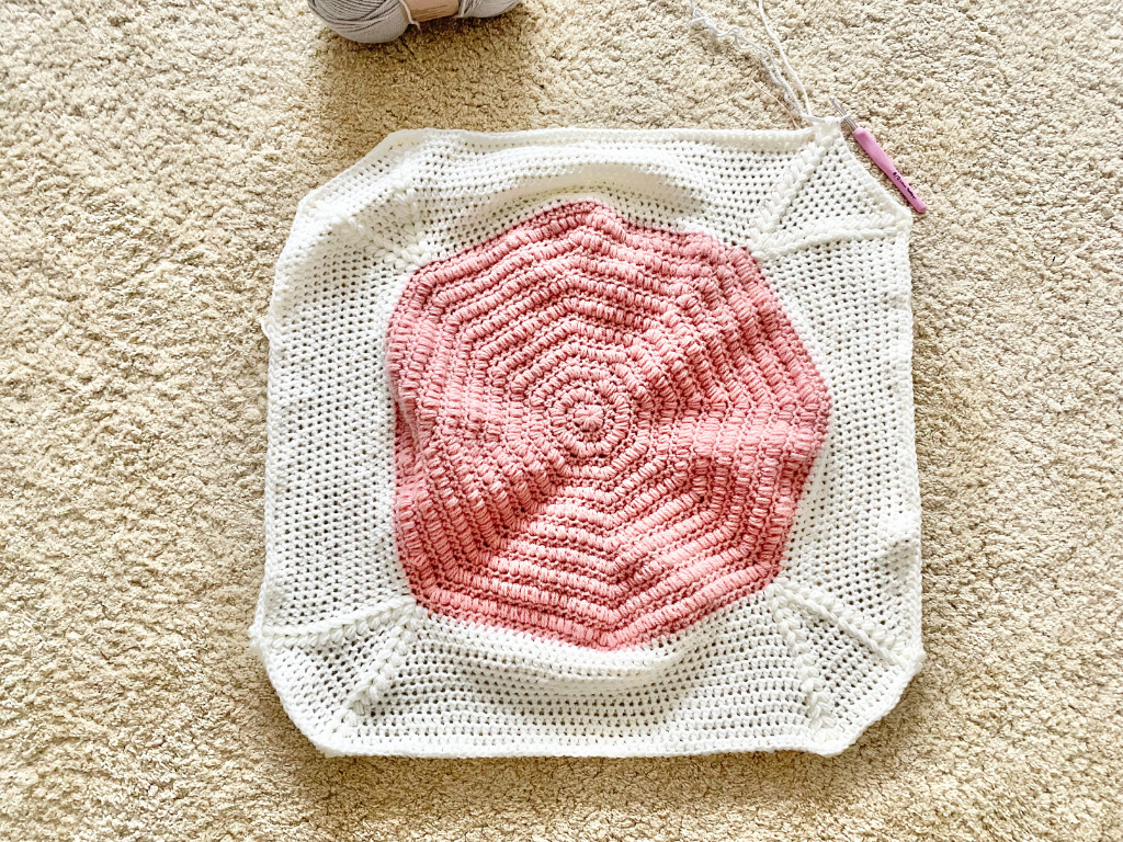 Blog-Inhaltsbild für '14. Herzensdiamanten von Wolldiamant: Herzensdiamantkuscheldecke- Ein Stück Geborgenheit – Masche für Masche'