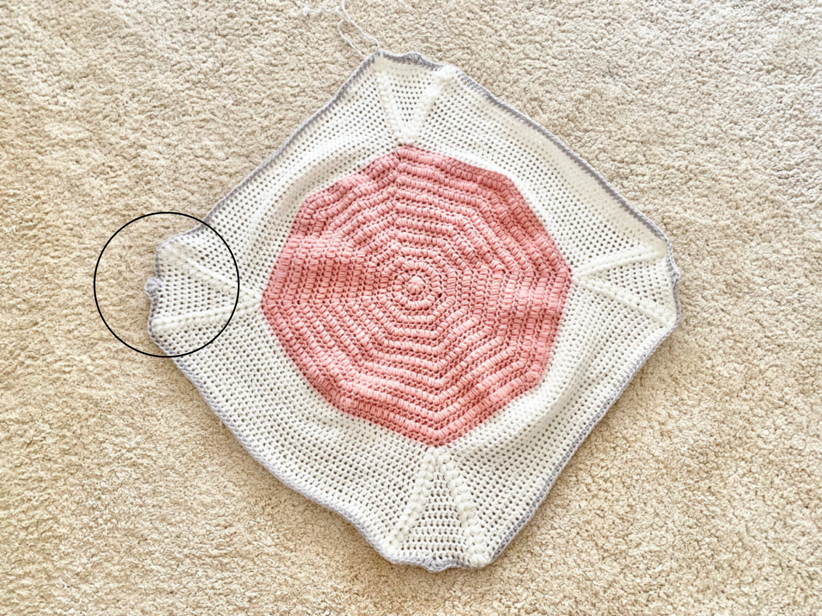 Blog-Inhaltsbild für '14. Herzensdiamanten von Wolldiamant: Herzensdiamantkuscheldecke- Ein Stück Geborgenheit – Masche für Masche'