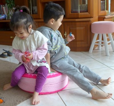 Blog-Inhaltsbild für 'Gratis Häkelanleitung: Buntes Sitzkissen für Kinder'