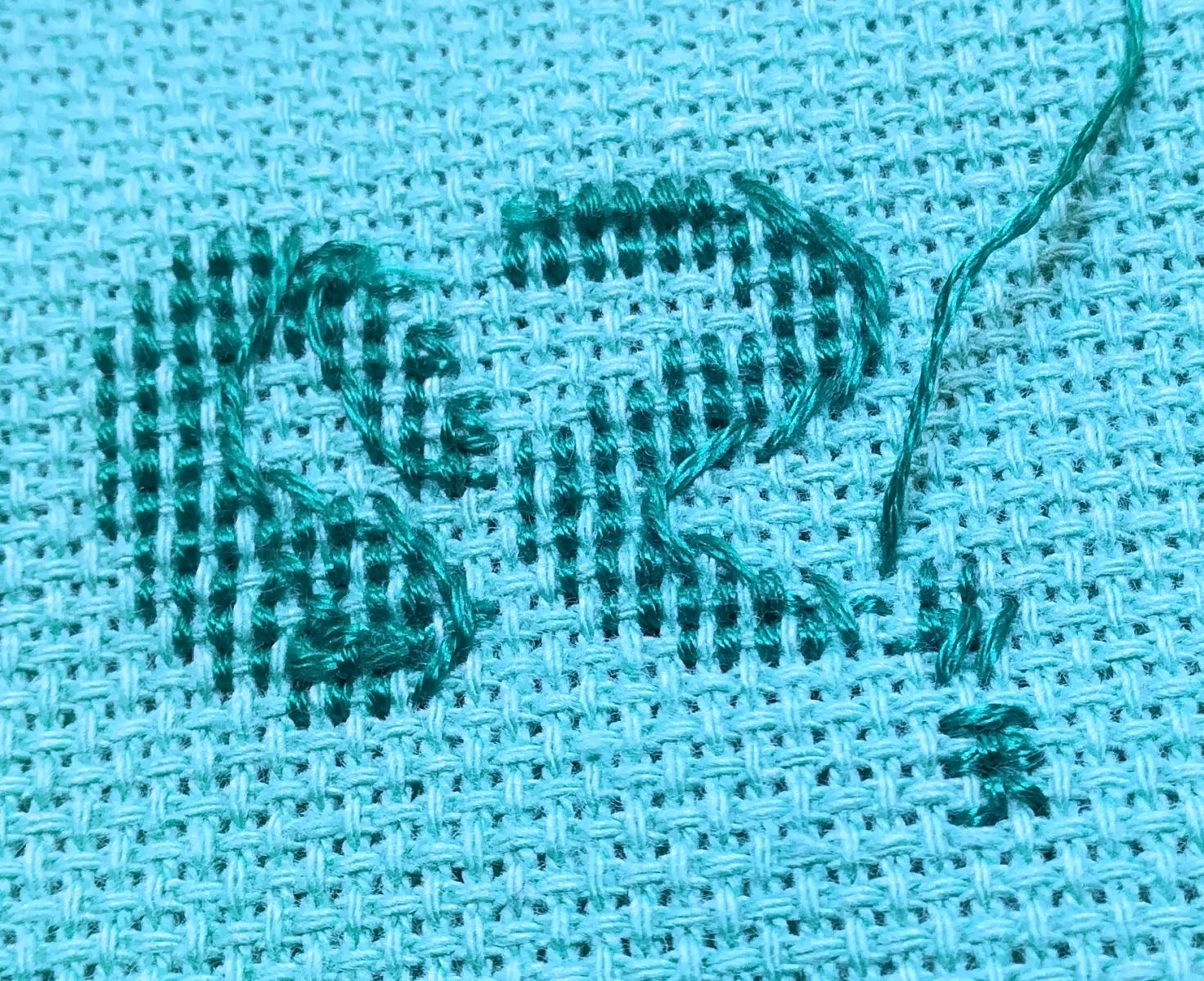 Blog-Inhaltsbild für 'Besticke mit mir ein Lätzchen und lerne dabei den Kreuzstich - Tutorial für Anfänger*innen inkl gratis Stickvorlage "Food Designer" und  "Designerin"'