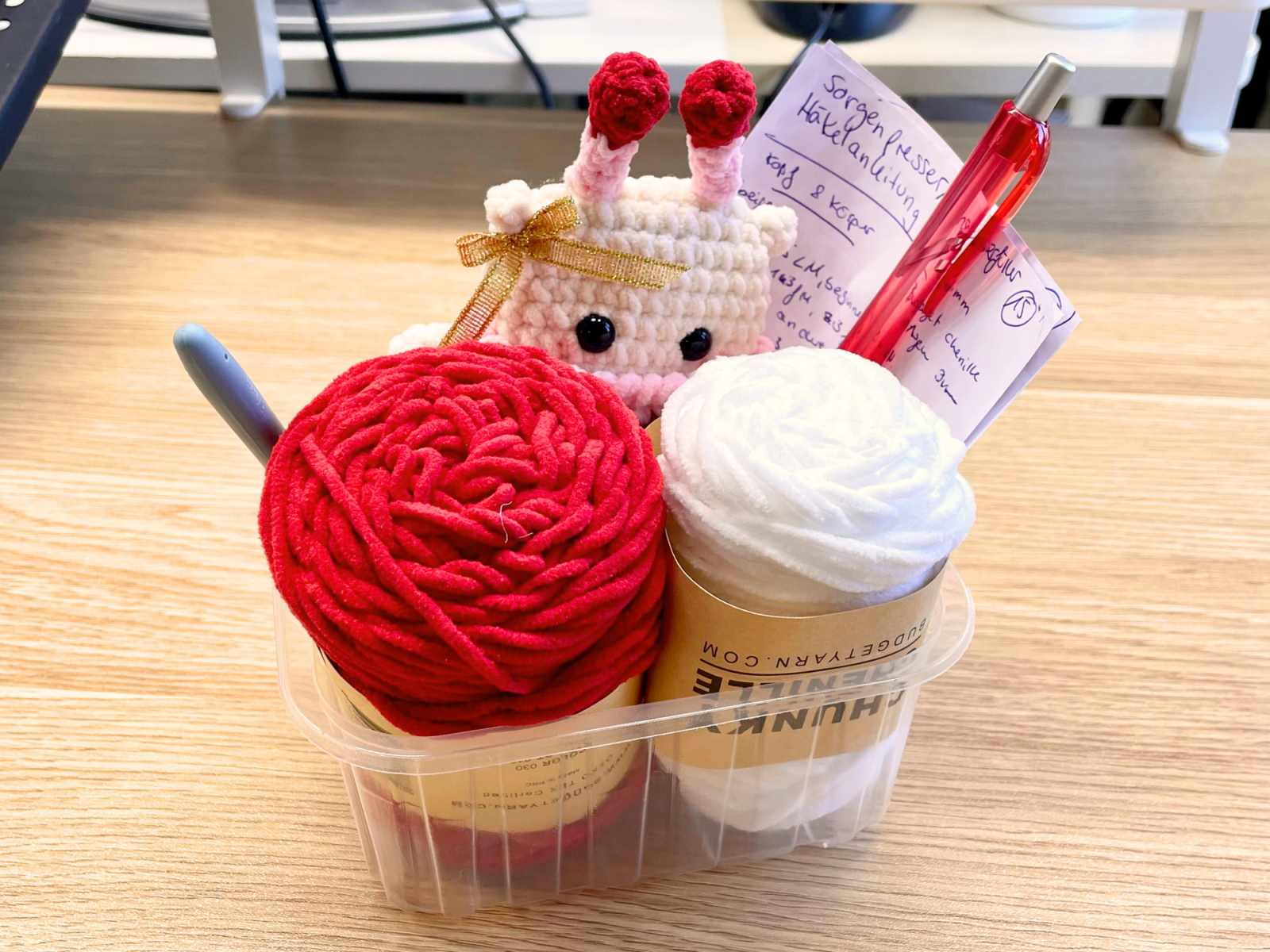 Blog-Inhaltsbild für 'So organisierst du deine Häkelprojekte – Tipps für Ordnung & Übersicht'