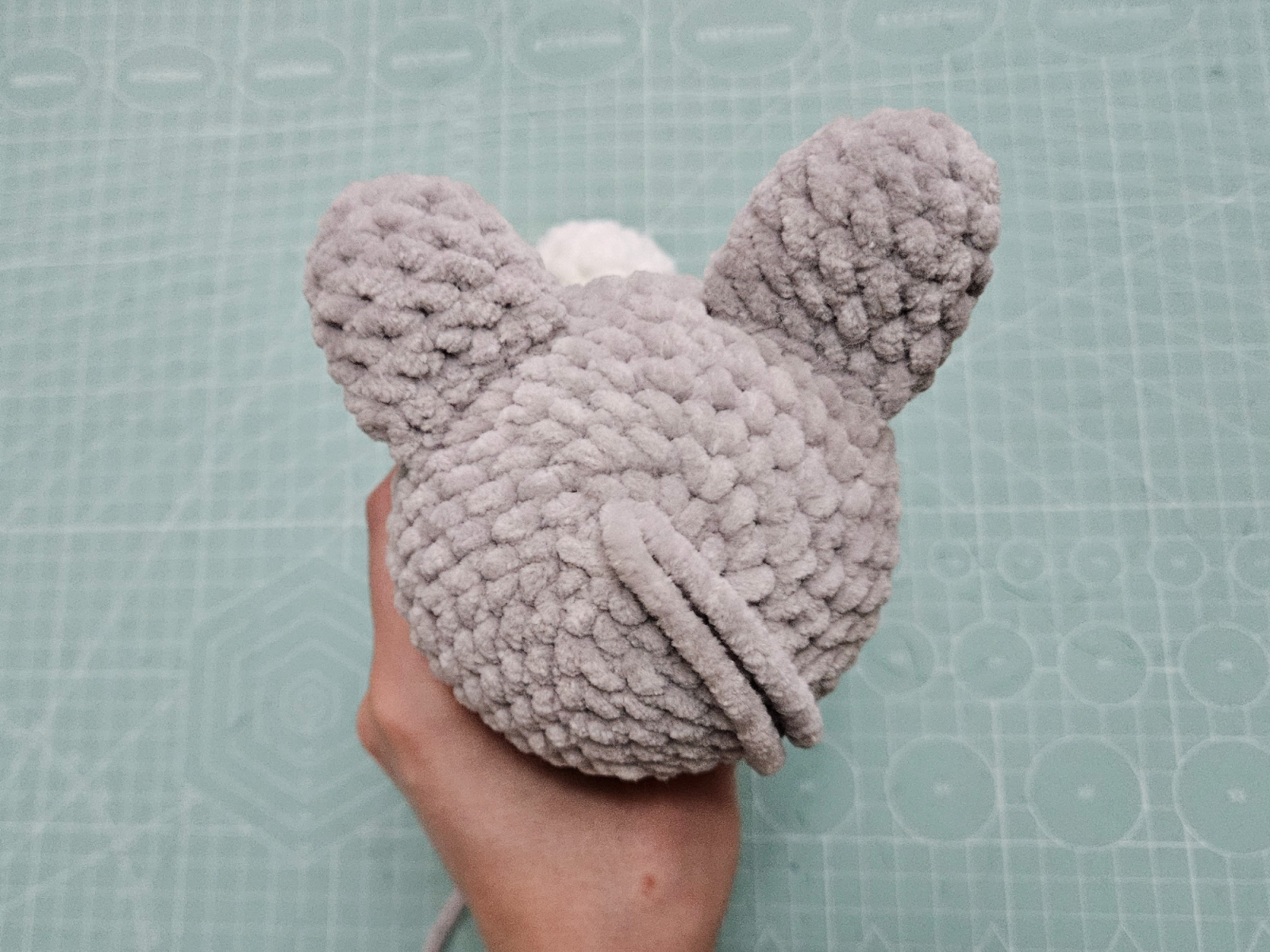 Blog-Inhaltsbild für 'Kostenlose Häkelanleitung kleine Katze aus Chenille-Garn'