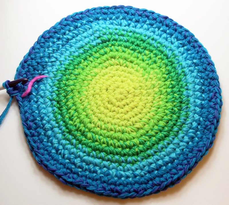 Blog-Inhaltsbild für 'Gefilztes rundes Sitzkissen aus Wollresten'