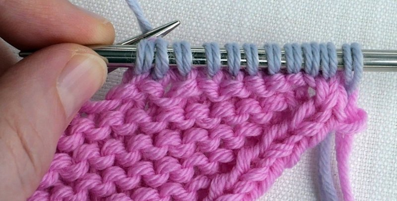 Blog-Inhaltsbild für 'Die weichste Babydecke der Welt im Mustermix - Kostenlose Strickanleitung'