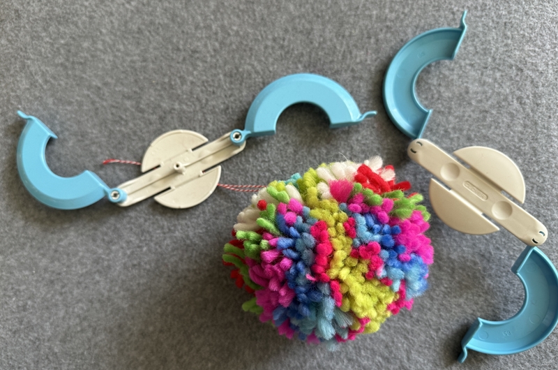 Blog-Inhaltsbild für 'Basteln mit Kindern: Spielbälle aus Filzwollresten fertigen'