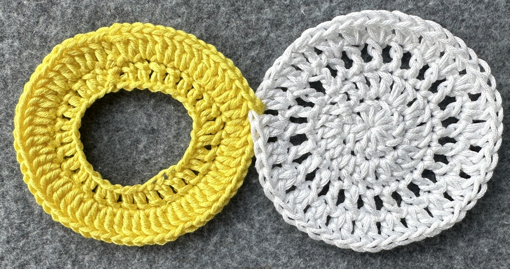 Blog-Inhaltsbild für 'Dekorativer Anhänger aus bunten Garnresten - Kostenlose Häkelanleitung'