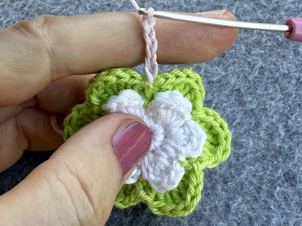Blog-Inhaltsbild für '3D-Blüte - Schnell aus Garnresten gehäkelt'
