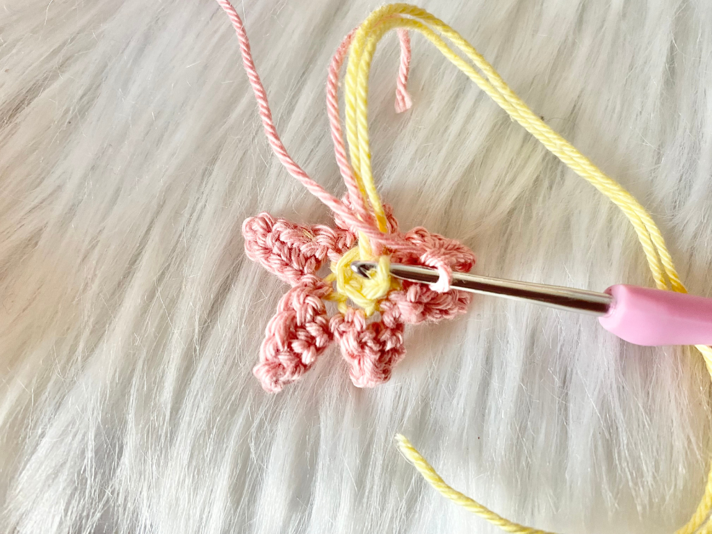 Blog-Inhaltsbild für 'Blumenmädchen Noemi trifft Biene Bea, kostenlose Häkelanleitung von Wolldiamant'