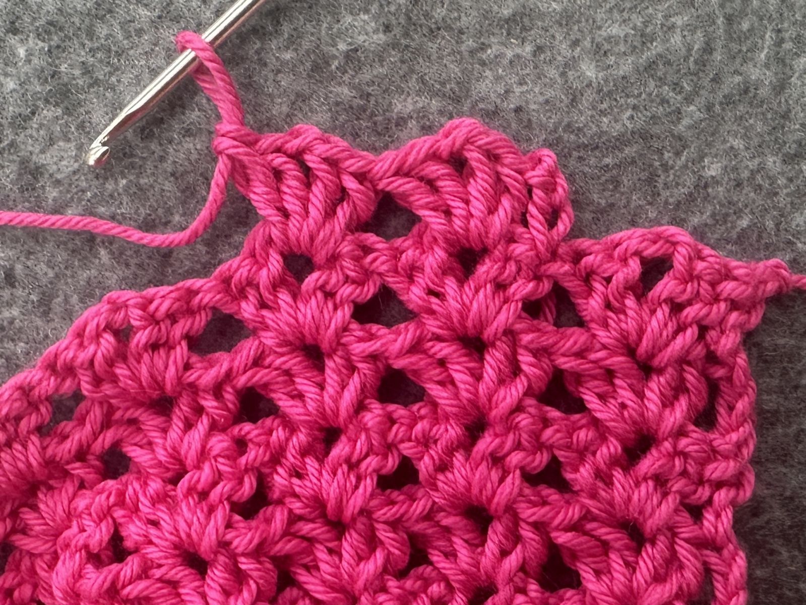 Blog-Inhaltsbild für 'Überrock oder Cape für kleine Puppen häkeln  – kostenlose Häkelanleitung'