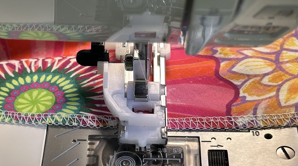 Blog-Inhaltsbild für 'Sommer-DIY: Perfekt sitzende Tischdecken mit Gummizug selbst nähen'