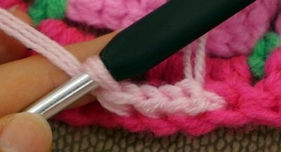 Blog-Inhaltsbild für 'Gratis Häkelanleitung: Buntes Sitzkissen für Kinder'