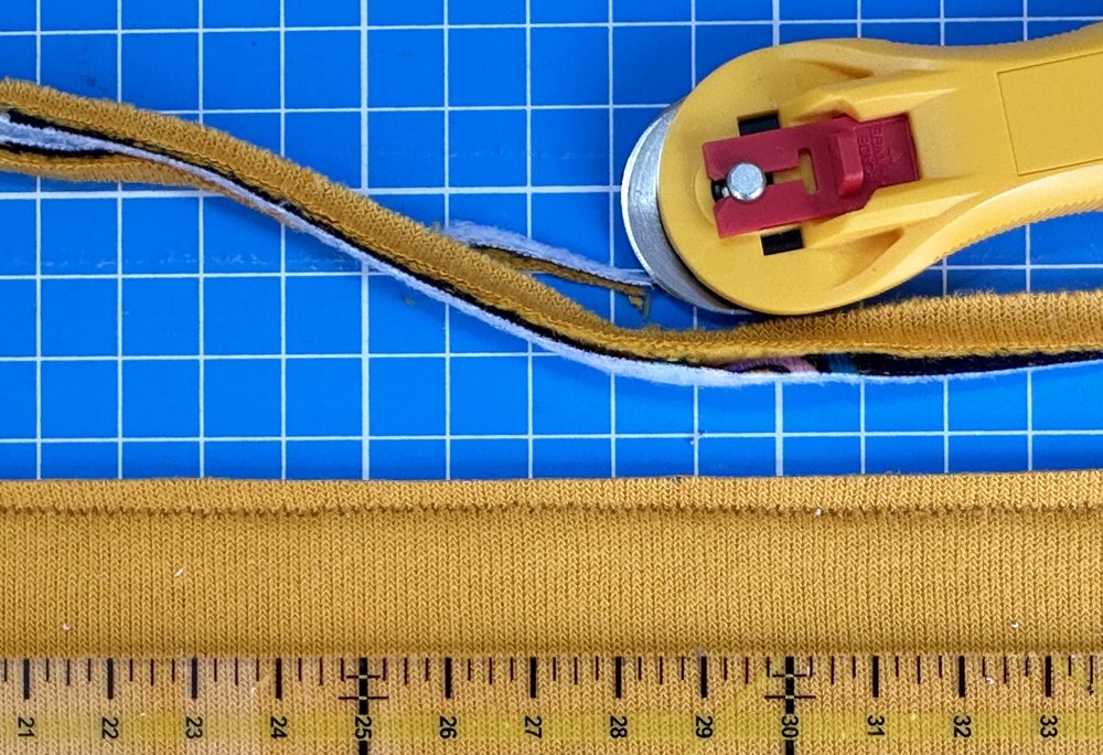 Blog-Inhaltsbild für 'Modernes Knoten-Stirnband in 2 Varianten nähen – Ratzfatz fertig'