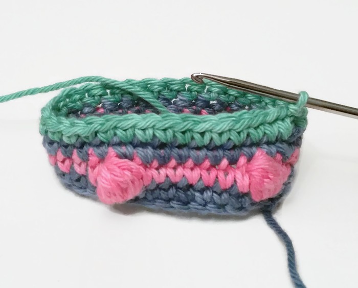 Blog-Inhaltsbild für 'Kostenlose Häkelanleitung für bunte Serviettenringe in zwei Varianten'