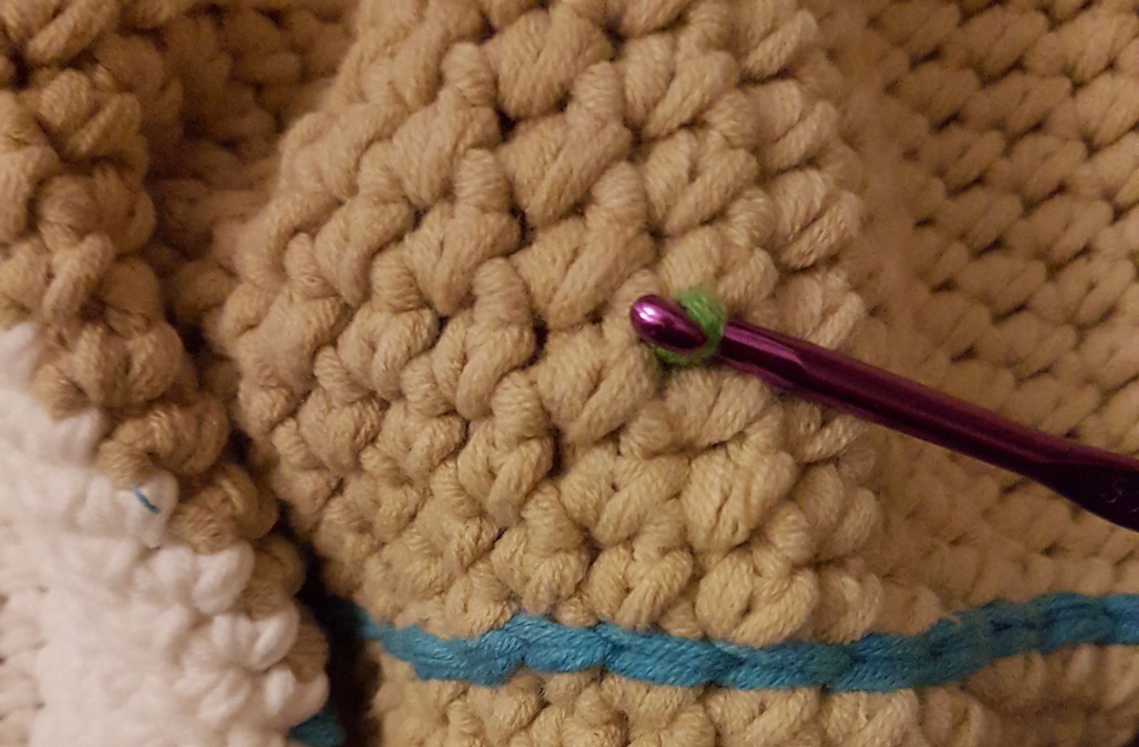 Blog-Inhaltsbild für 'Häkelanleitung Schlupfdecke Flugzeug'