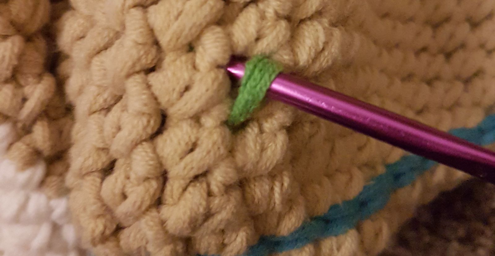 Blog-Inhaltsbild für 'Häkelanleitung Schlupfdecke Flugzeug'