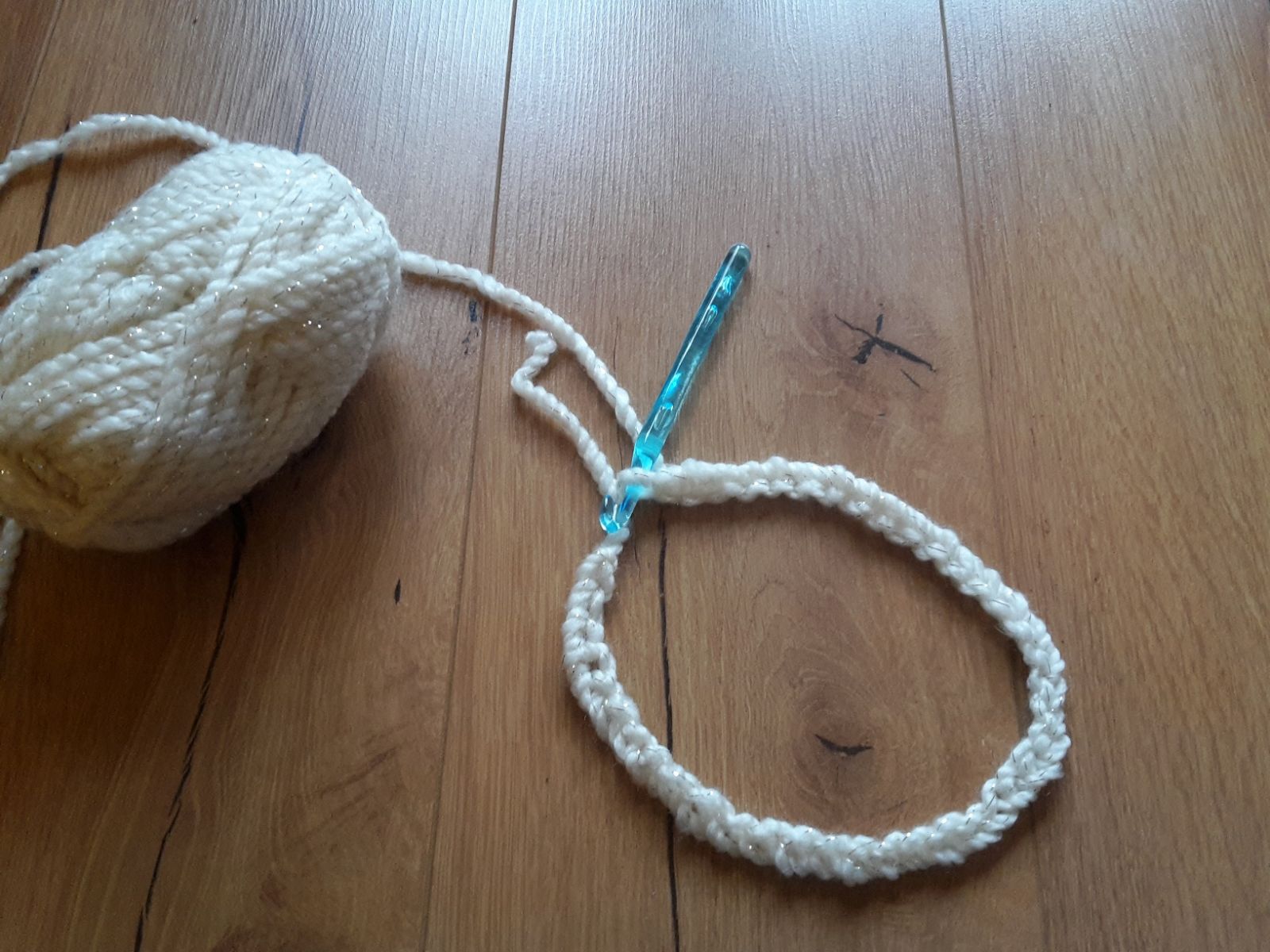 Blog-Inhaltsbild für 'Stirnband im Schachbrettmuster Häkelanleitung'