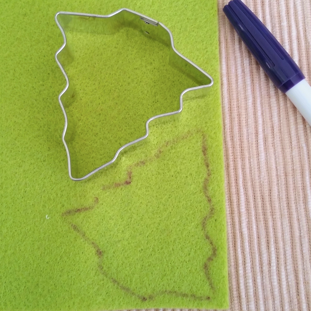 Blog-Inhaltsbild für 'Weihnachtliche Geschenkanhänger und hübschen Baumschmuck schnell und einfach basteln'