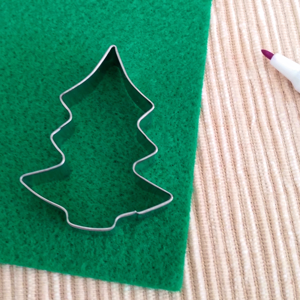 Blog-Inhaltsbild für 'Weihnachtliche Geschenkanhänger und hübschen Baumschmuck schnell und einfach basteln'