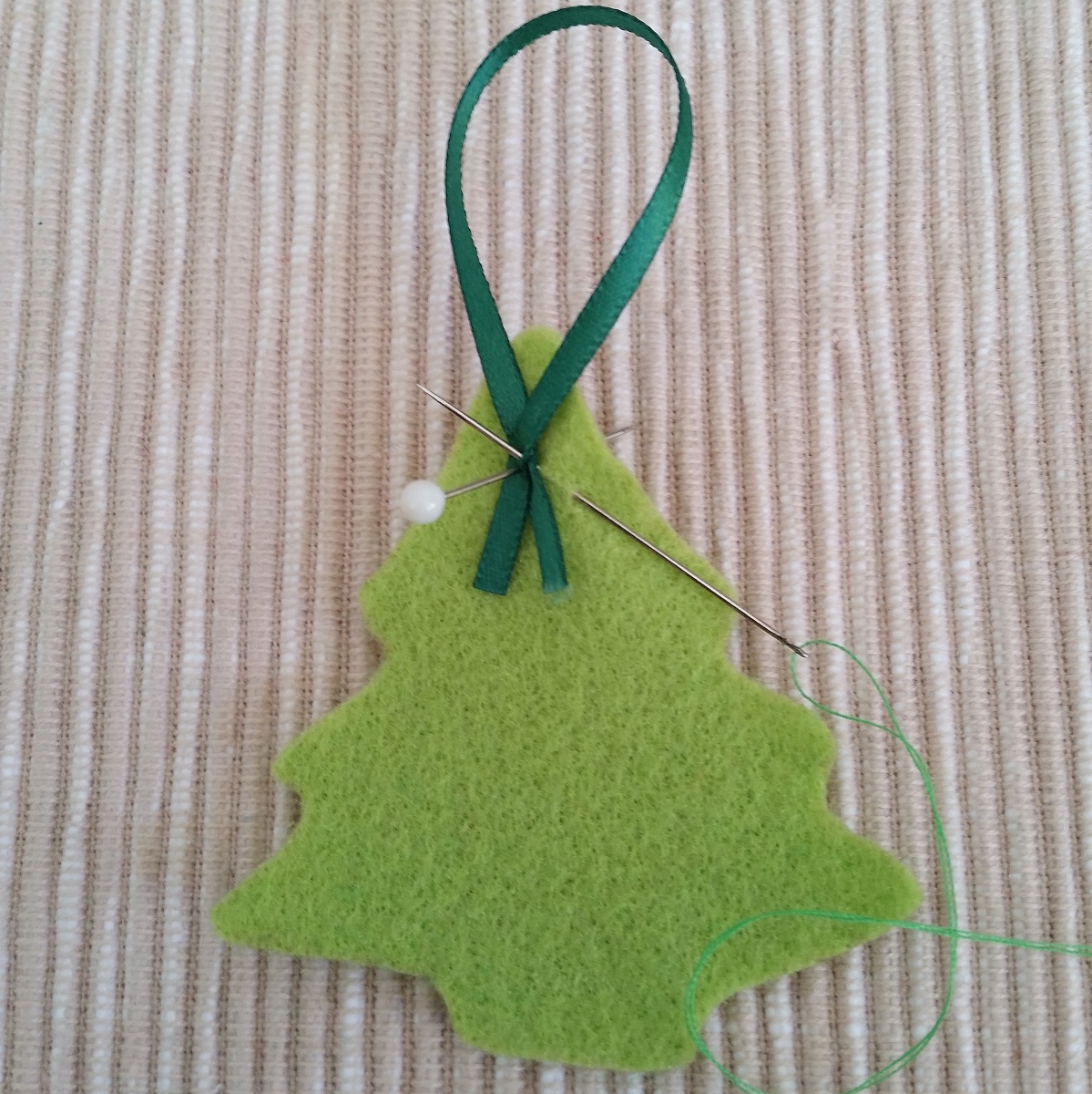 Blog-Inhaltsbild für 'Weihnachtliche Geschenkanhänger und hübschen Baumschmuck schnell und einfach basteln'