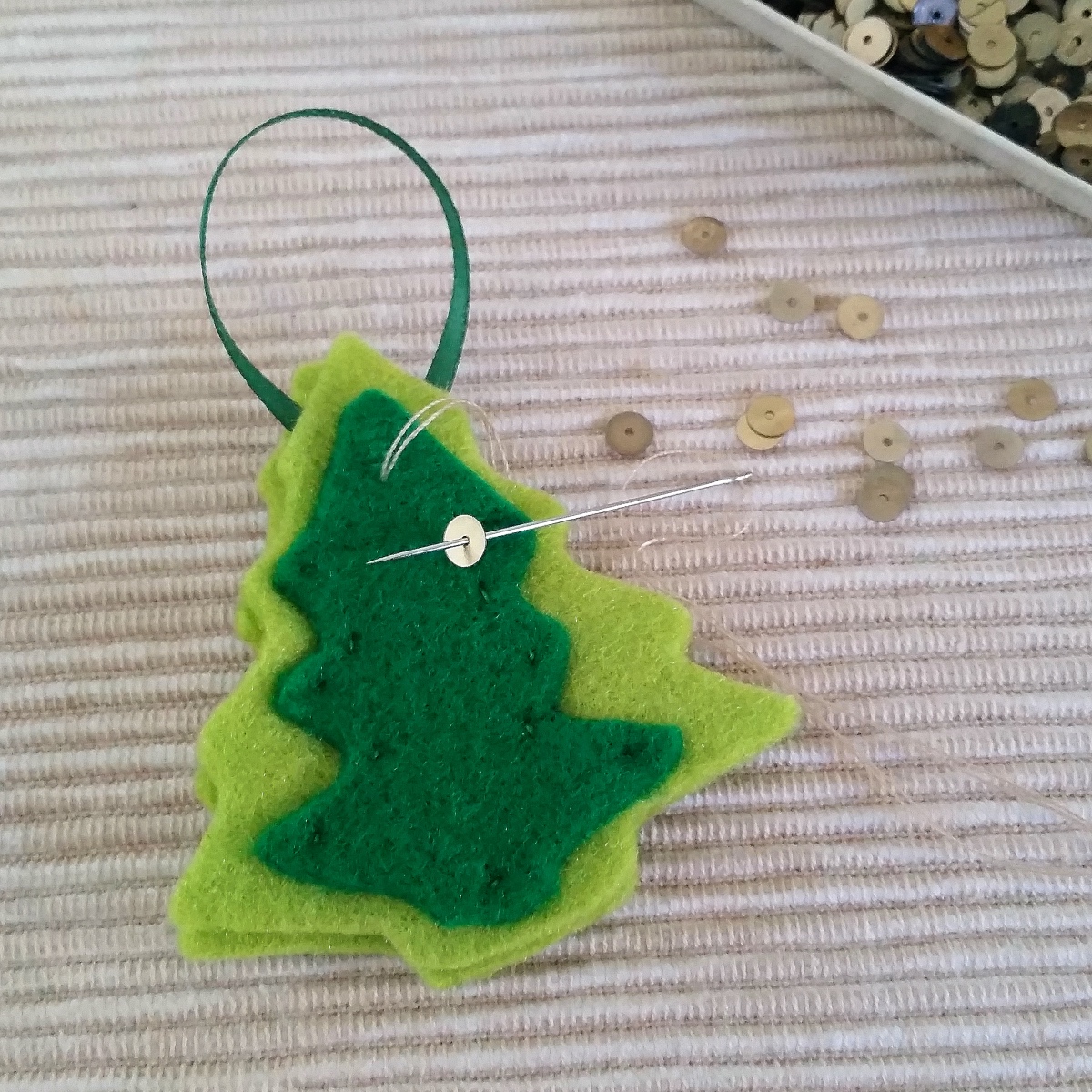 Blog-Inhaltsbild für 'Weihnachtliche Geschenkanhänger und hübschen Baumschmuck schnell und einfach basteln'