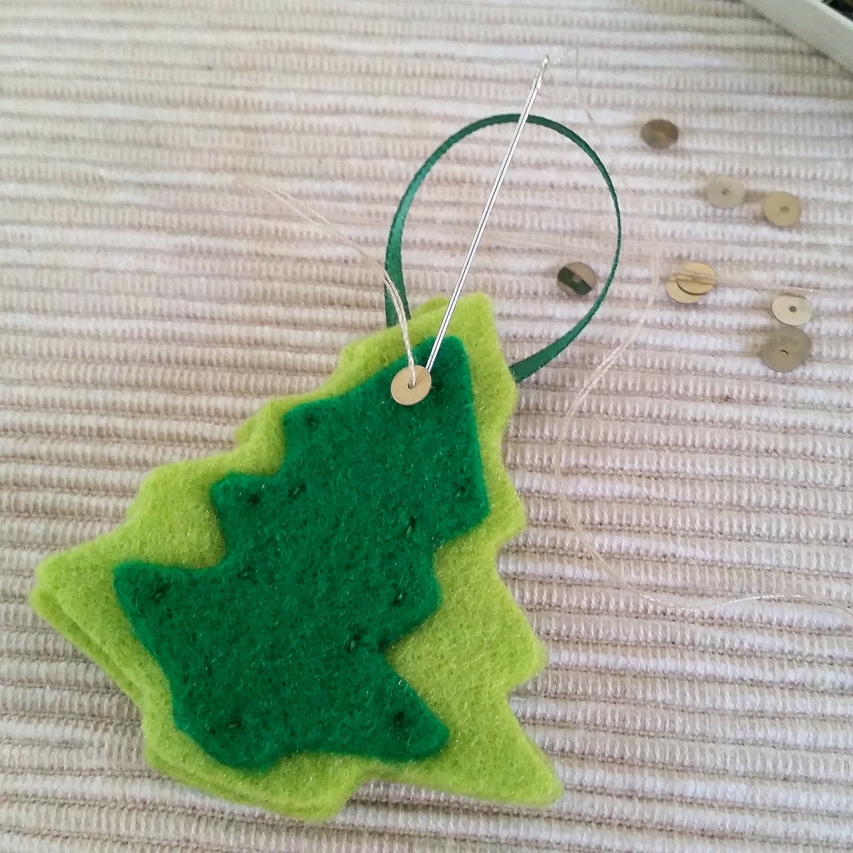 Blog-Inhaltsbild für 'Weihnachtliche Geschenkanhänger und hübschen Baumschmuck schnell und einfach basteln'