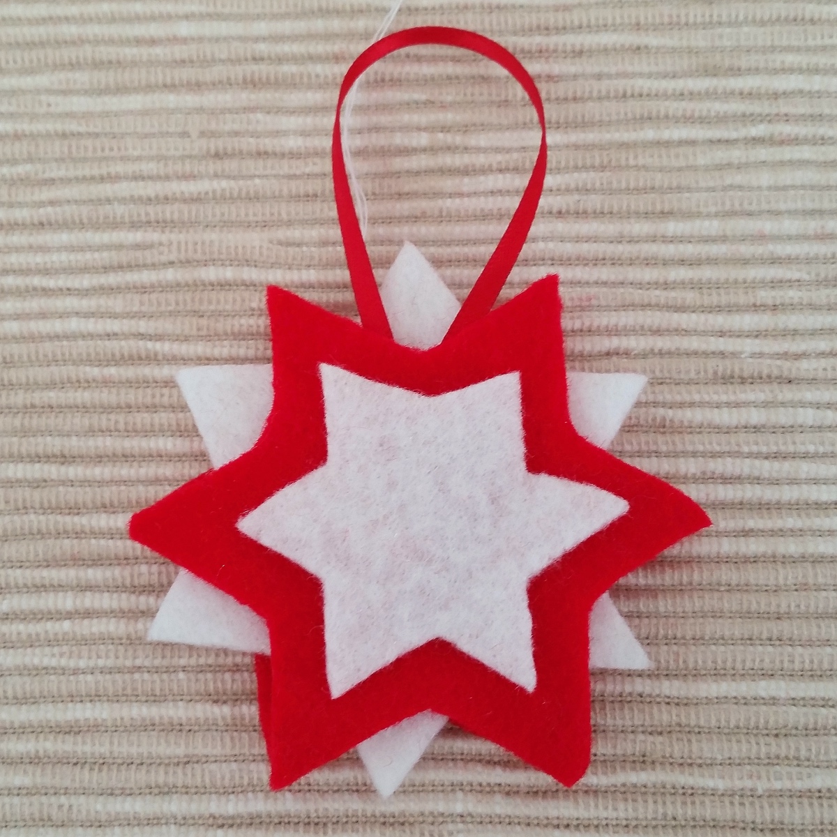 Blog-Inhaltsbild für 'Weihnachtliche Geschenkanhänger und hübschen Baumschmuck schnell und einfach basteln'