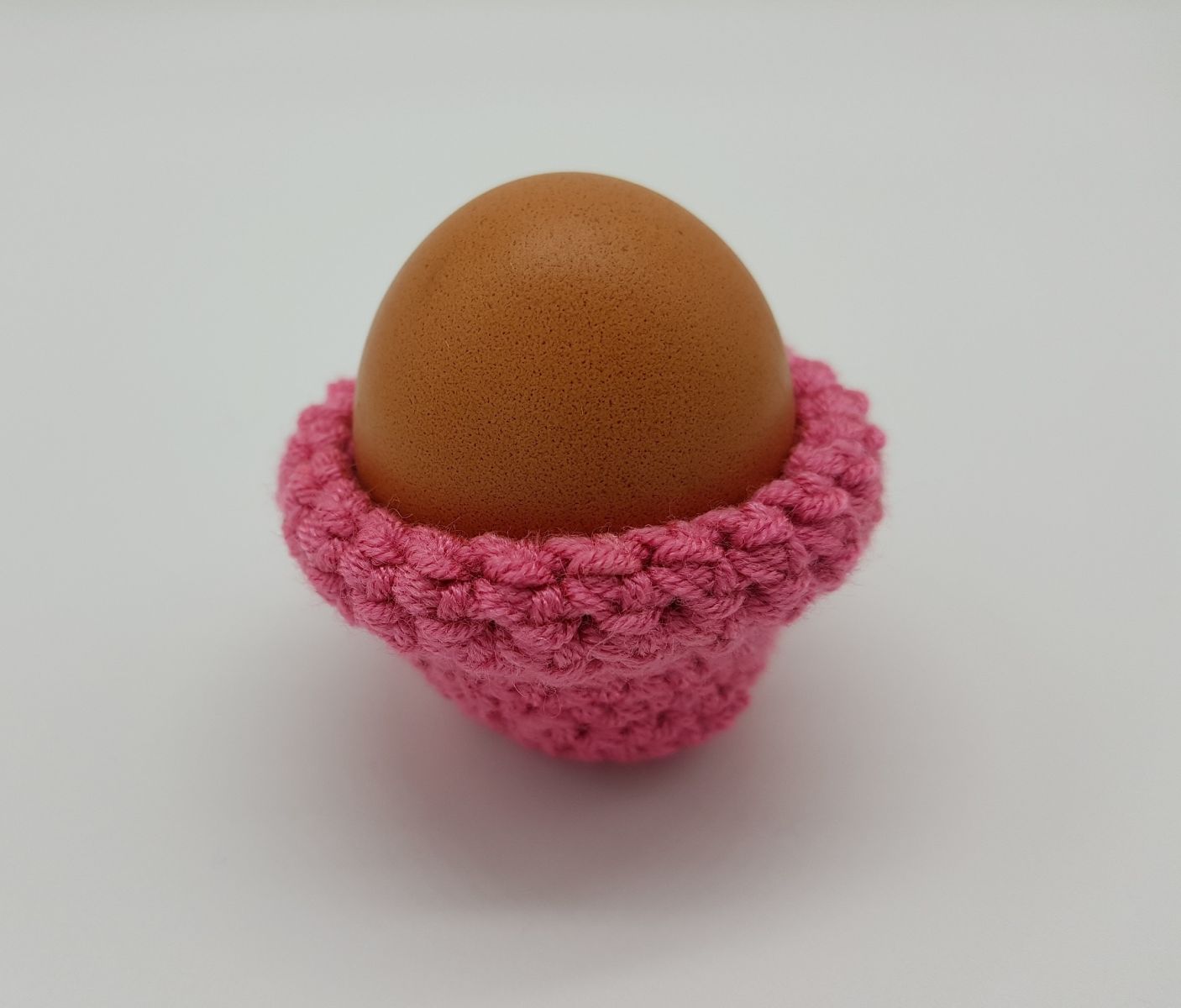 Blog-Inhaltsbild für 'Winterlicher Eierbecher mit Mütze Häkelanleitung'