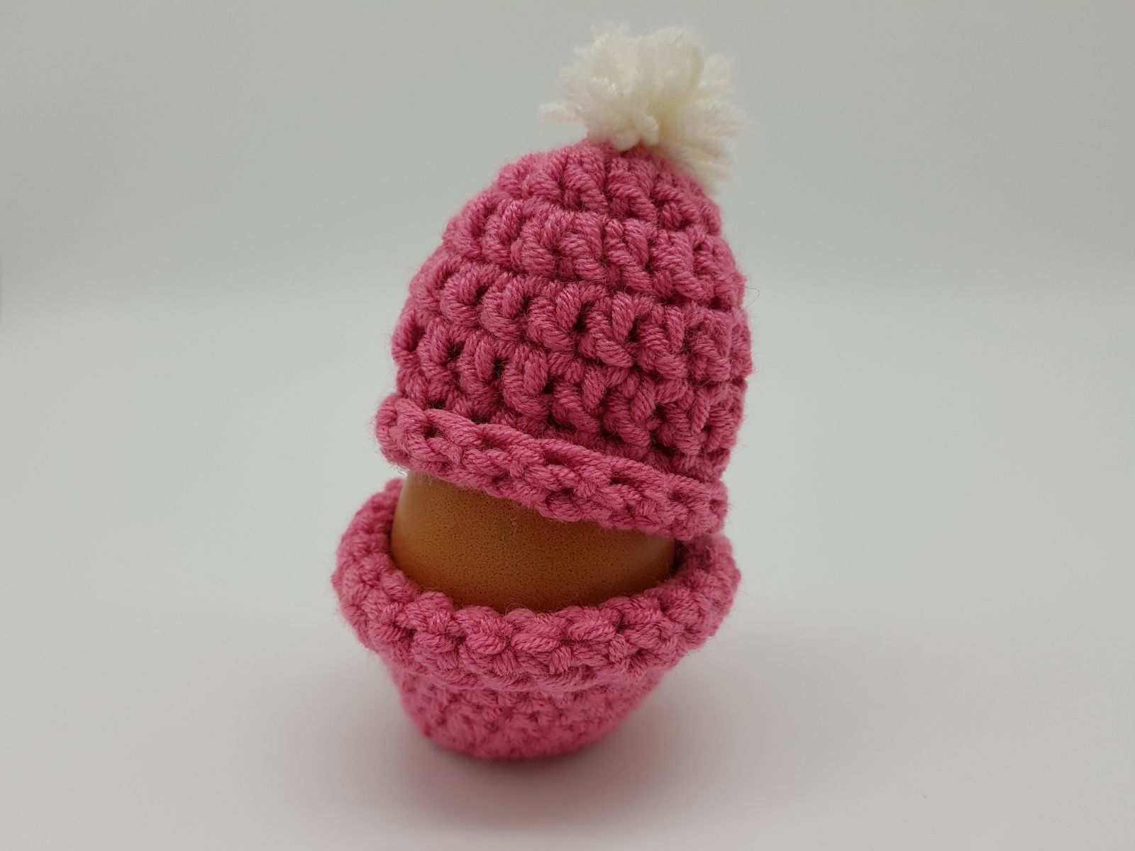 Blog-Inhaltsbild für 'Winterlicher Eierbecher mit Mütze Häkelanleitung'