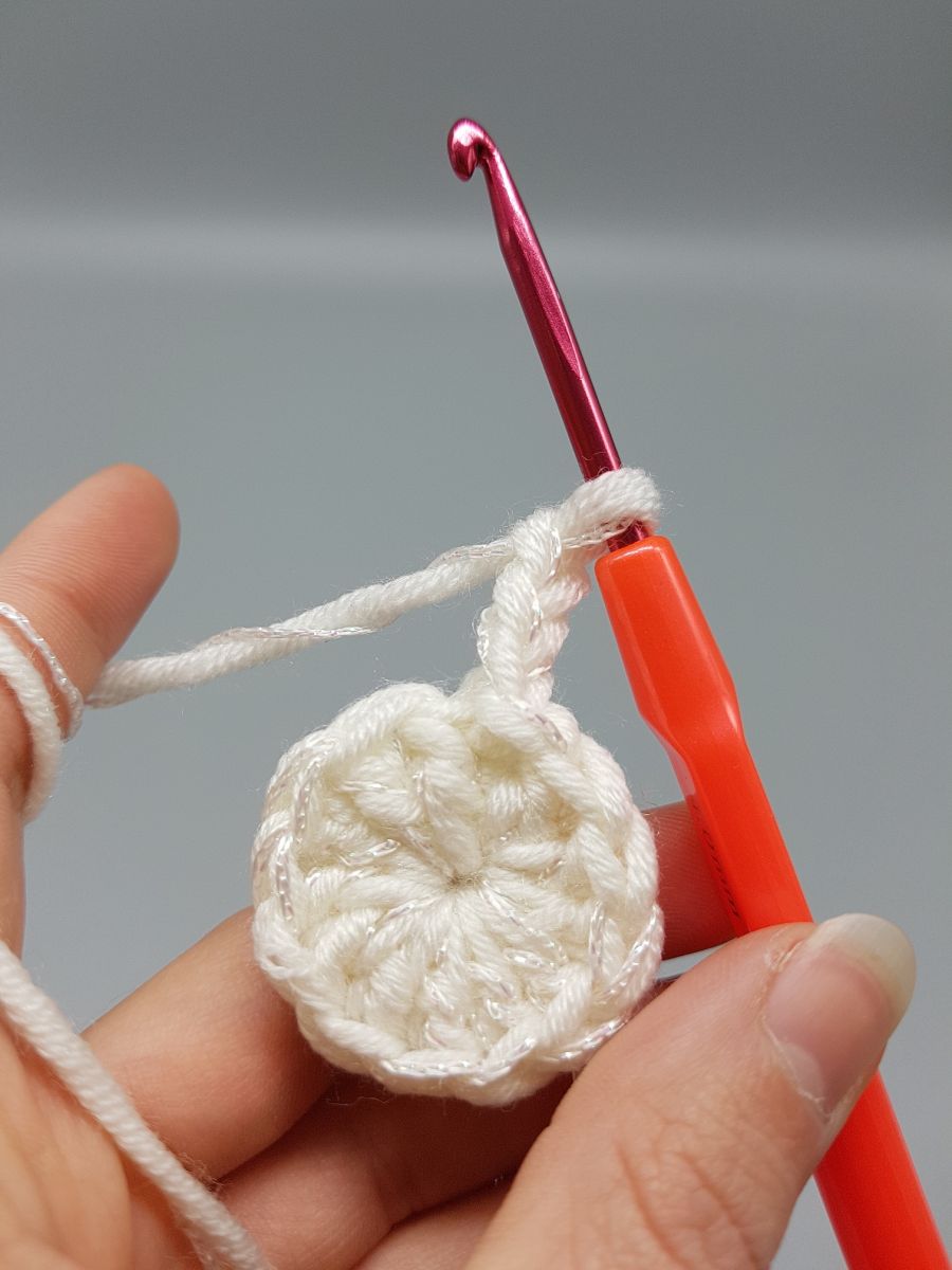 Blog-Inhaltsbild für 'Kostenlose Häkelanleitung für Schneeflocken Anhänger'