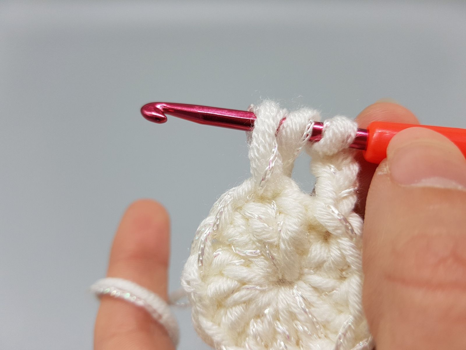 Blog-Inhaltsbild für 'Kostenlose Häkelanleitung für Schneeflocken Anhänger'