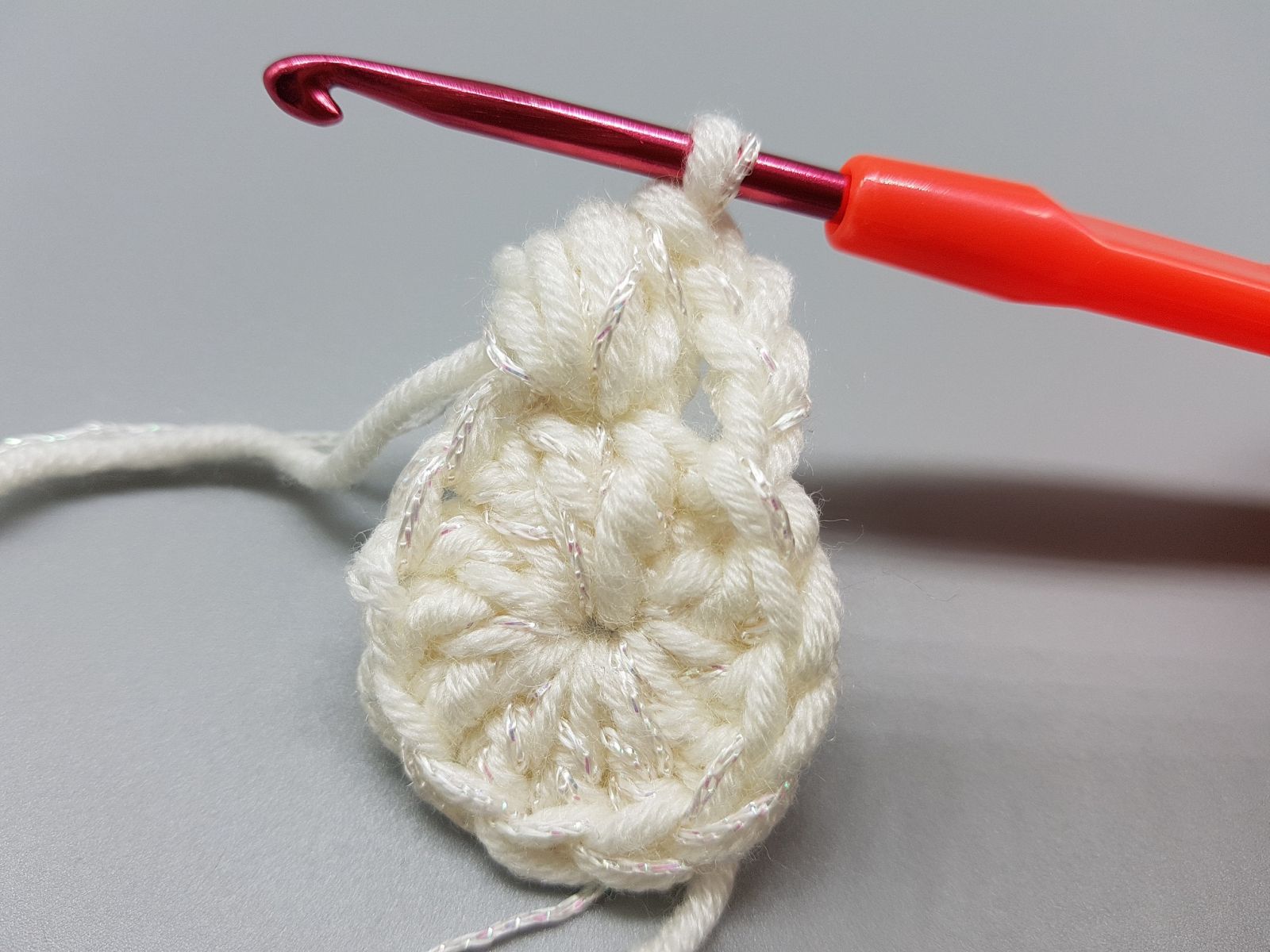 Blog-Inhaltsbild für 'Kostenlose Häkelanleitung für Schneeflocken Anhänger'