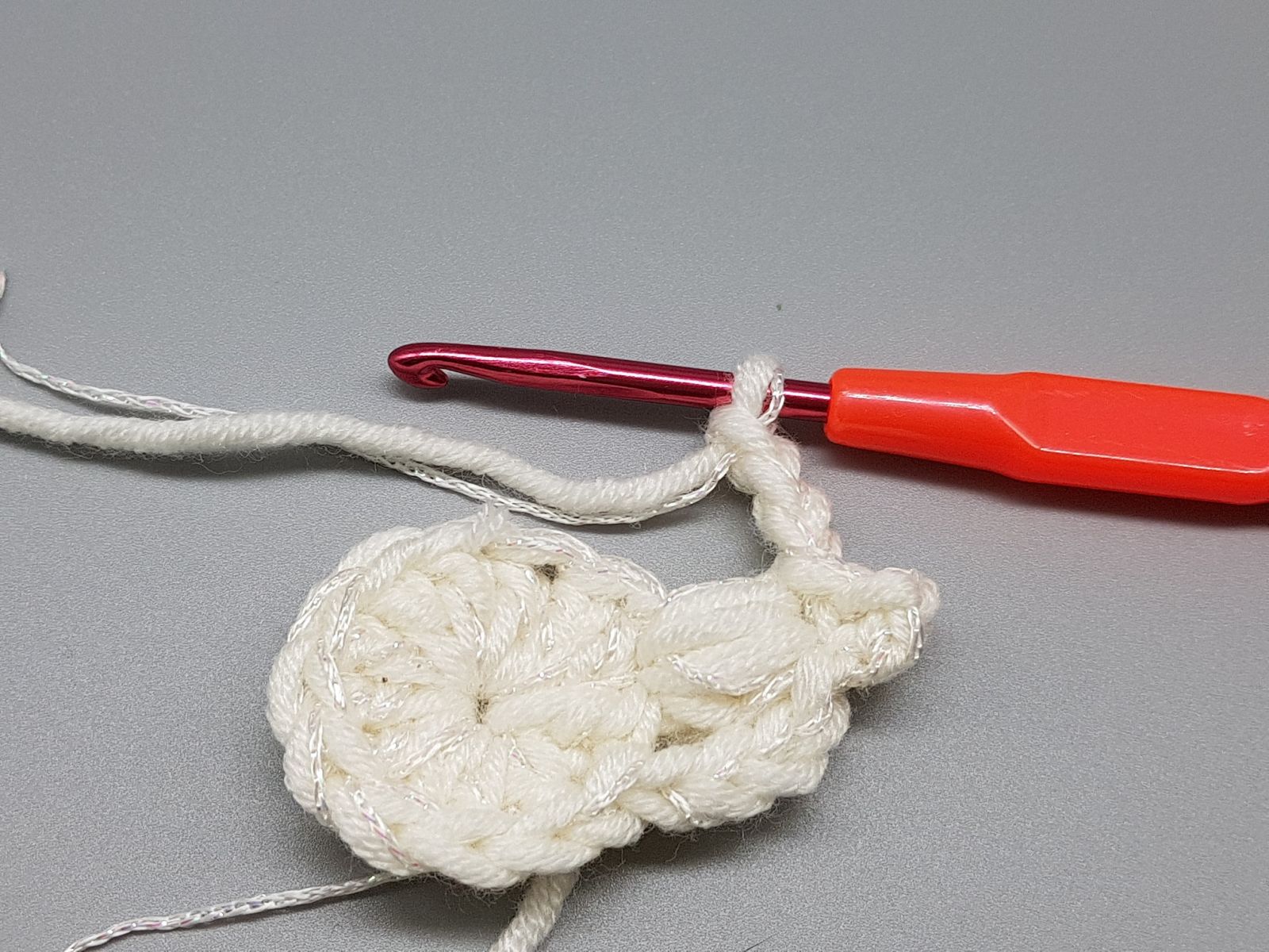 Blog-Inhaltsbild für 'Kostenlose Häkelanleitung für Schneeflocken Anhänger'