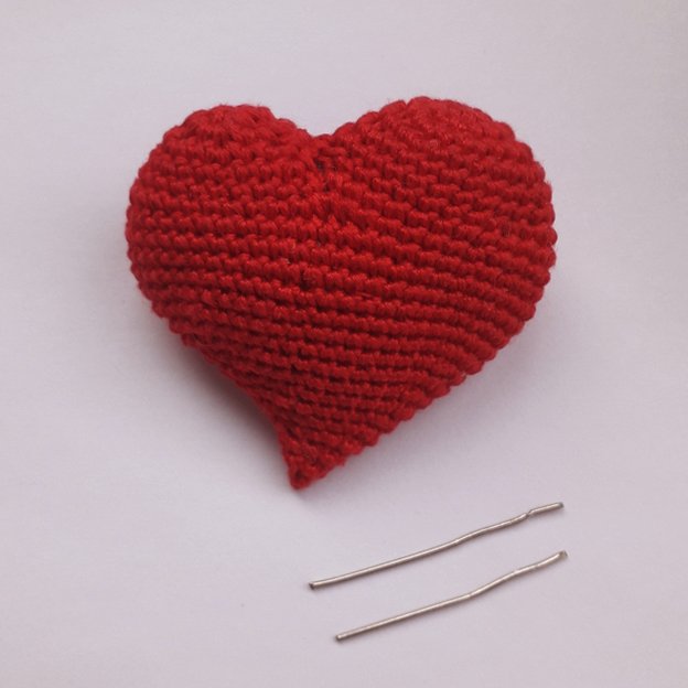 Blog-Inhaltsbild für 'Brosche "Verwundetes Herz"'