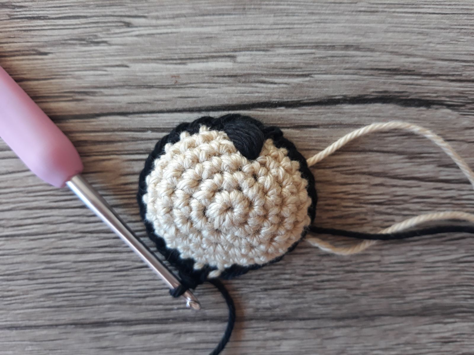 Blog-Inhaltsbild für 'Gratis Häkelanleitung, Anhänger Alena Marienchen'