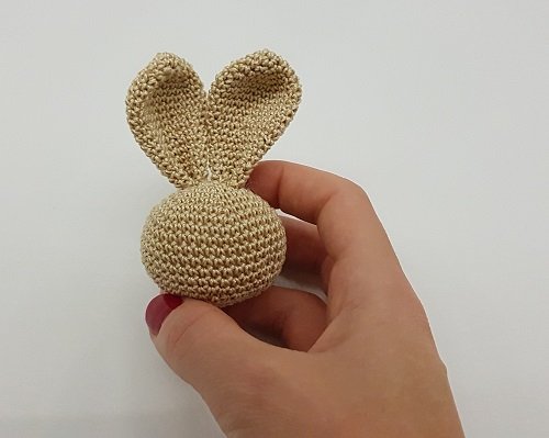 Blog-Inhaltsbild für 'Kostenlose Häkelanleitung für kleine Häschen Anhänger'