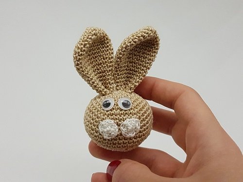 Blog-Inhaltsbild für 'Kostenlose Häkelanleitung für kleine Häschen Anhänger'