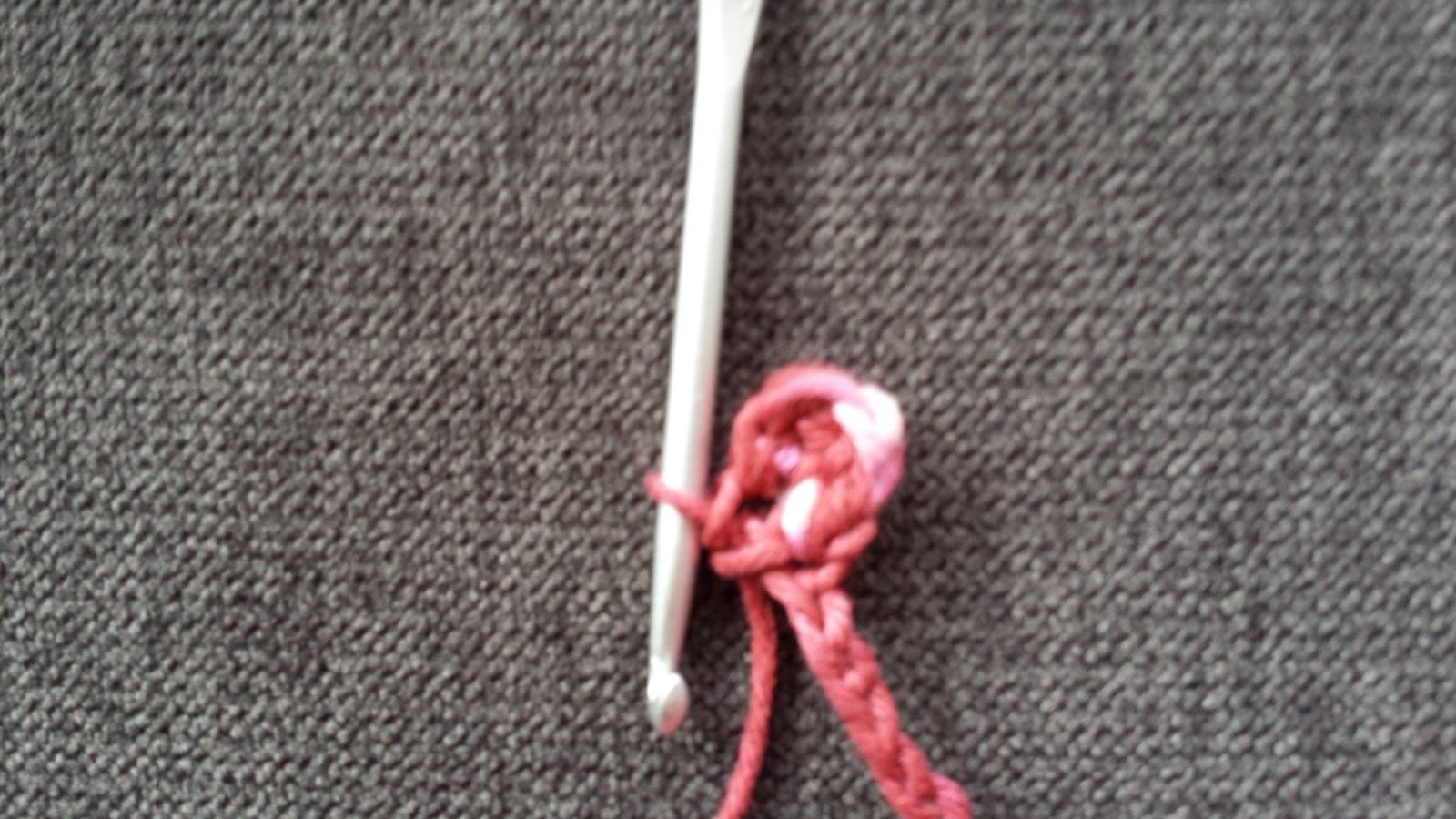 Blog-Inhaltsbild für 'Anleitung für gehäkeltes Batiktuch "Amarena-Kirsch"'