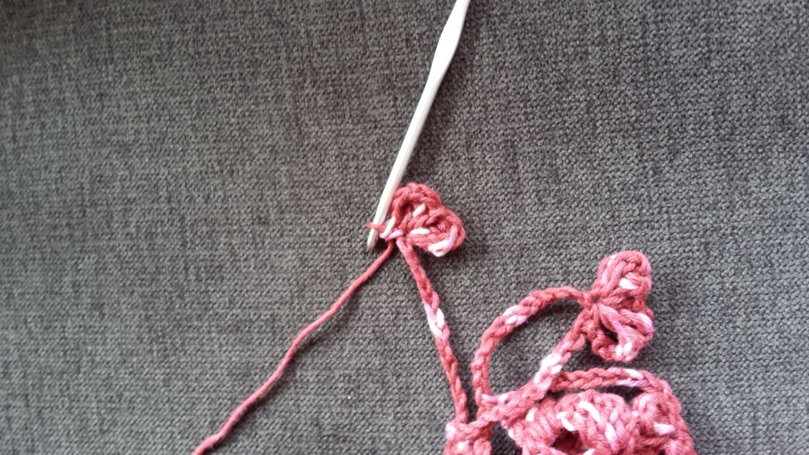 Blog-Inhaltsbild für 'Anleitung für gehäkeltes Batiktuch "Amarena-Kirsch"'