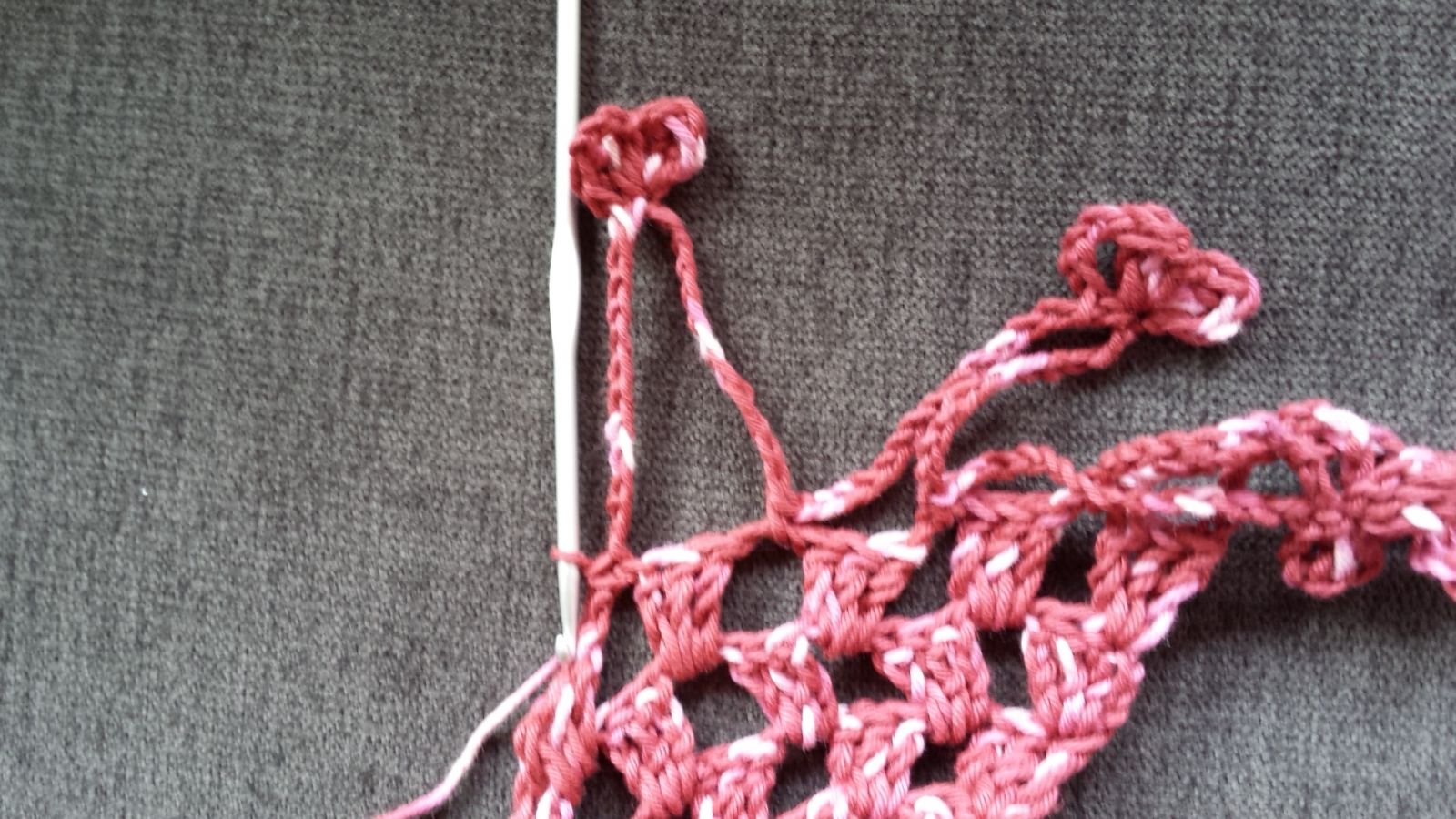 Blog-Inhaltsbild für 'Anleitung für gehäkeltes Batiktuch "Amarena-Kirsch"'