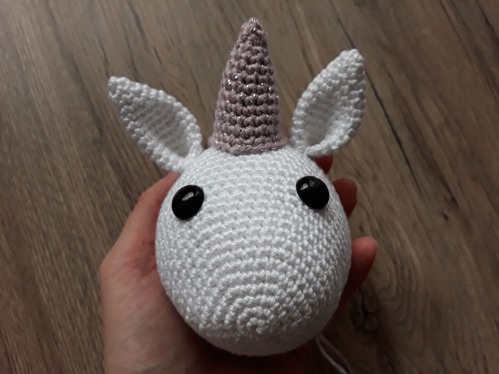 Blog-Inhaltsbild für 'Einhorn Ella, kostenlose Häkelanleitung'