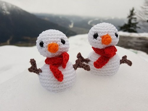 Blog-Inhaltsbild für 'Kostenlose Häkelanleitung für die kleinen mini Schneemänner'