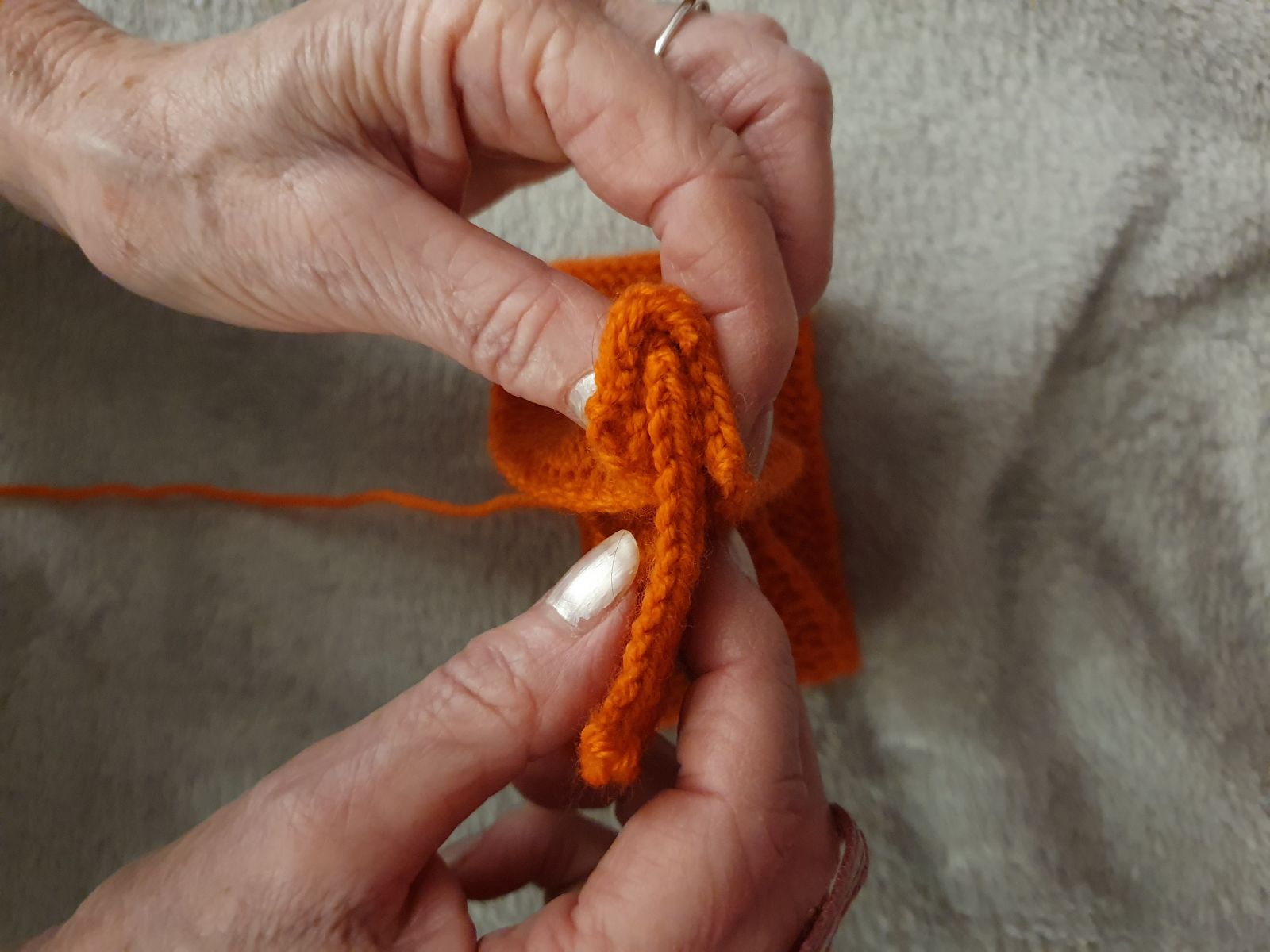 Blog-Inhaltsbild für 'Kostenlose Anleitung: Babystirnband mit Knoten – Süß, schnell & perfekt für Wollreste'