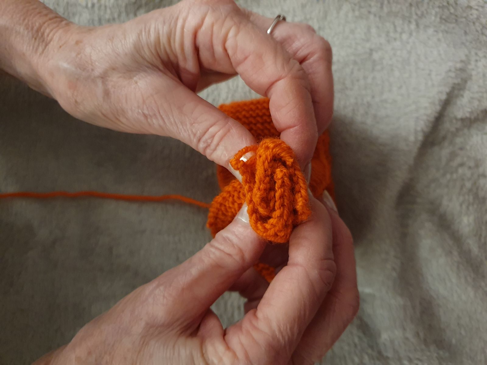 Blog-Inhaltsbild für 'Kostenlose Anleitung: Babystirnband mit Knoten – Süß, schnell & perfekt für Wollreste'