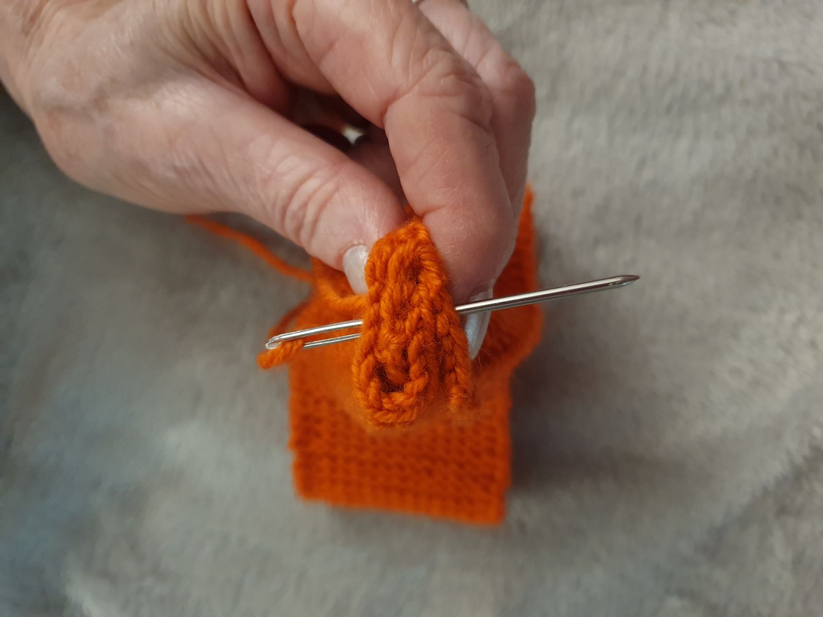 Blog-Inhaltsbild für 'Kostenlose Anleitung: Babystirnband mit Knoten – Süß, schnell & perfekt für Wollreste'