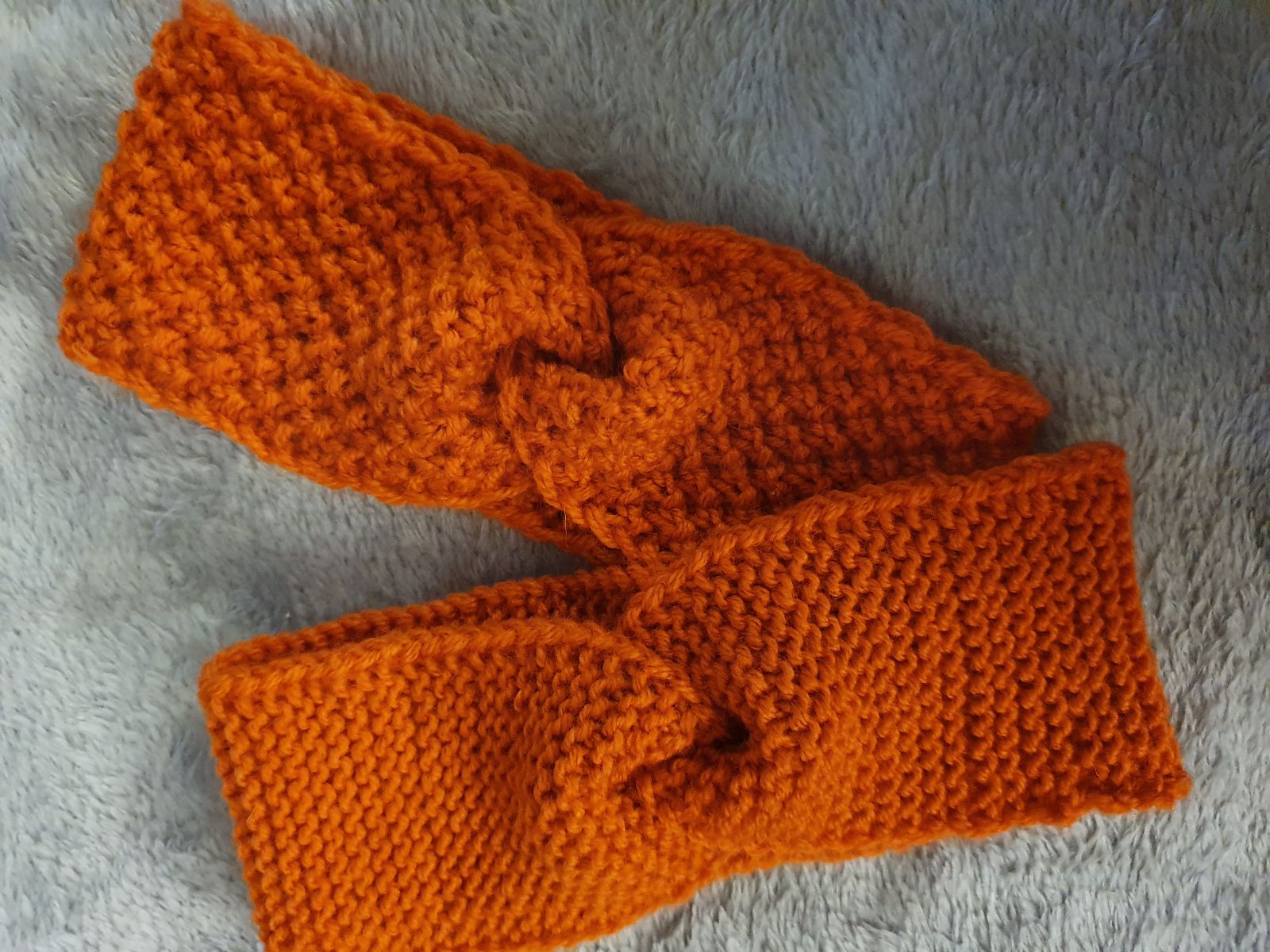 Blog-Inhaltsbild für 'Kostenlose Anleitung: Babystirnband mit Knoten – Süß, schnell & perfekt für Wollreste'