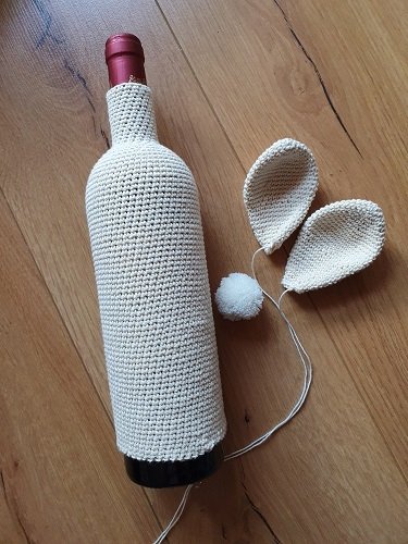 Blog-Inhaltsbild für 'Kostenlose Häkelanleitung "Osterhasen Weinflaschen Anzug"'