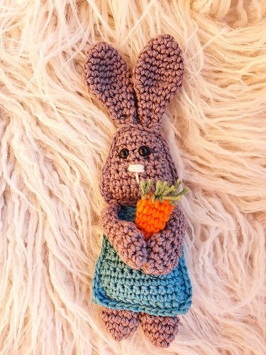 Blog-Inhaltsbild für 'Kostenlose Häkelanleitung "Osterhase Rübchen"'