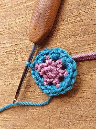 Blog-Inhaltsbild für 'Kostenlose Häkelanleitung für Sommer Blumen'