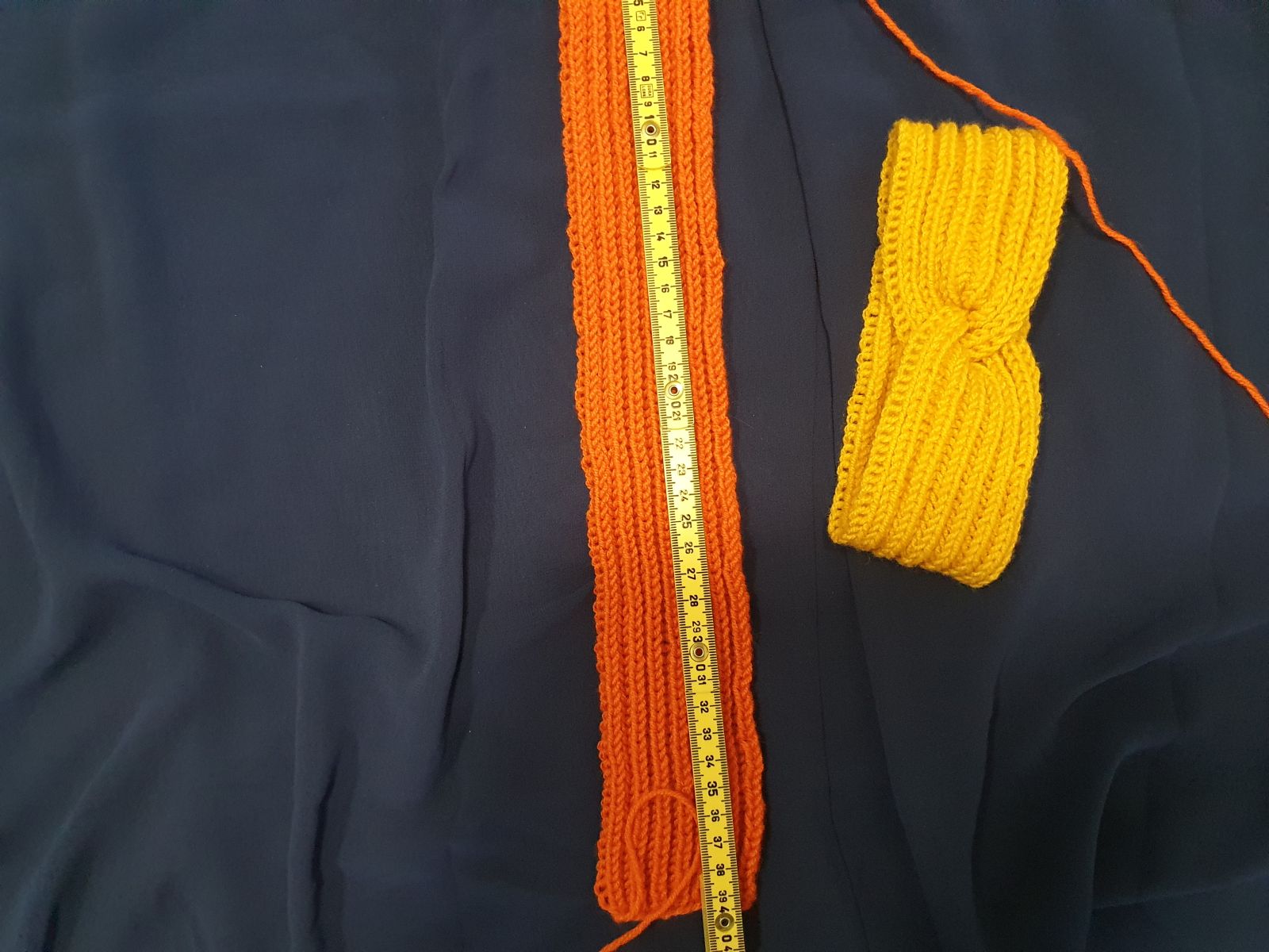 Blog-Inhaltsbild für 'Kostenlose Anleitung: Babystirnband mit Knoten – Süß, schnell & perfekt für Wollreste'